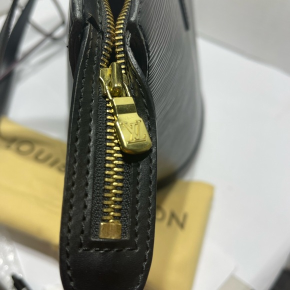 Louis Vuitton Epi St Jacques in Black leather with dust bag. Preloved. - Picture 5 of 14
